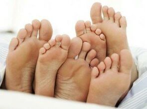 υγιή πόδια μετά από μυκητιασική θεραπεία μεταξύ των δακτύλων