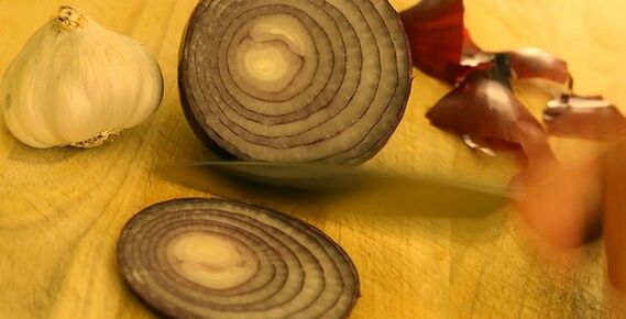 Το σκόρδο και τα κρεμμύδια χρησιμοποιούνται για τη θεραπεία του μύκητα των νυχιών
